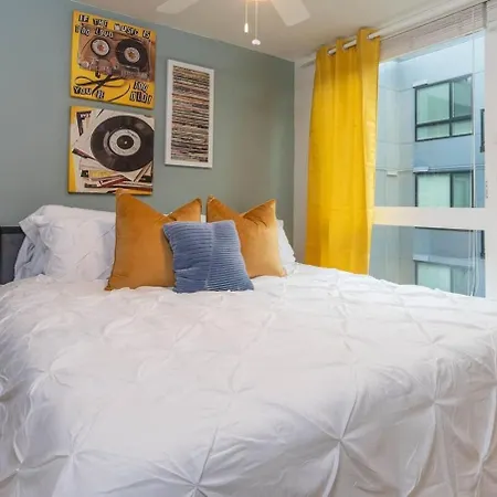 Self Check-In-Washer-Dryer-4Ksmart Tv-King Bed-Gym